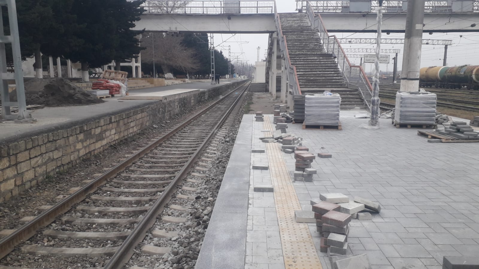 ADY Biləcəri stansiyasının sərnişin platforması